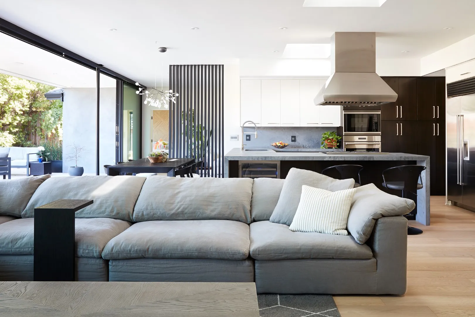 Klopf Architecture 现代 Ranch 房屋：圣何塞的现代改造