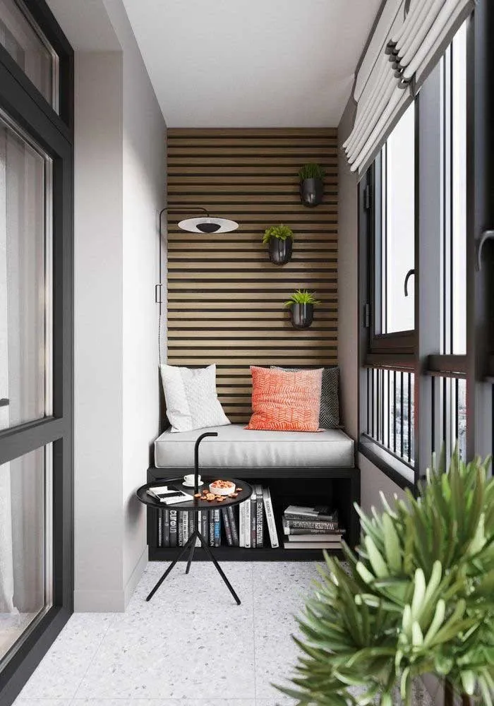 Советы по декорации узкого балкона