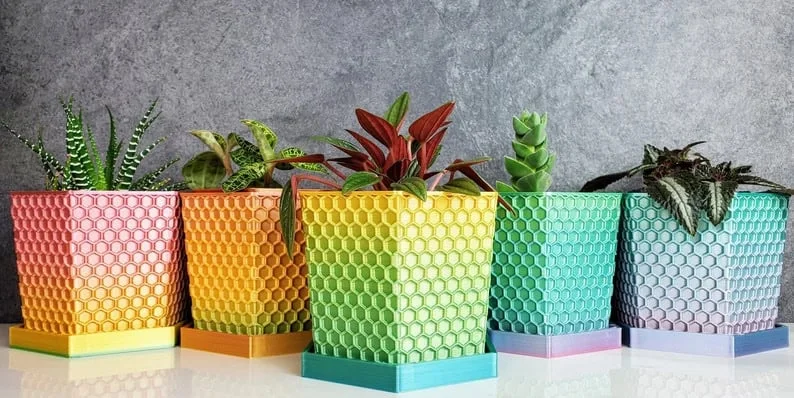 11. Planter hexagonal tipo colmena multicolor