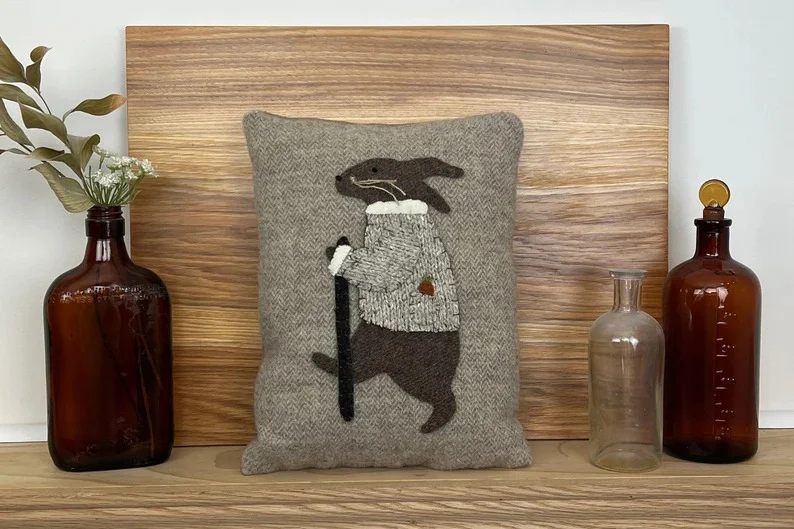 11. Almohada con conejo Walter