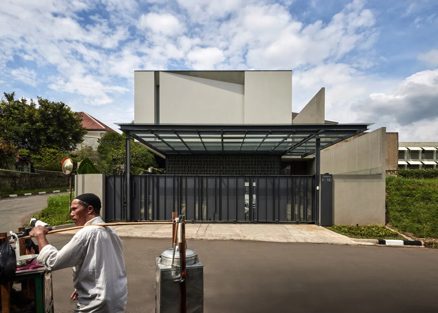 RUANGRONA设计的IF住宅位于印度尼西亚苏卡萨里凯卡马坦