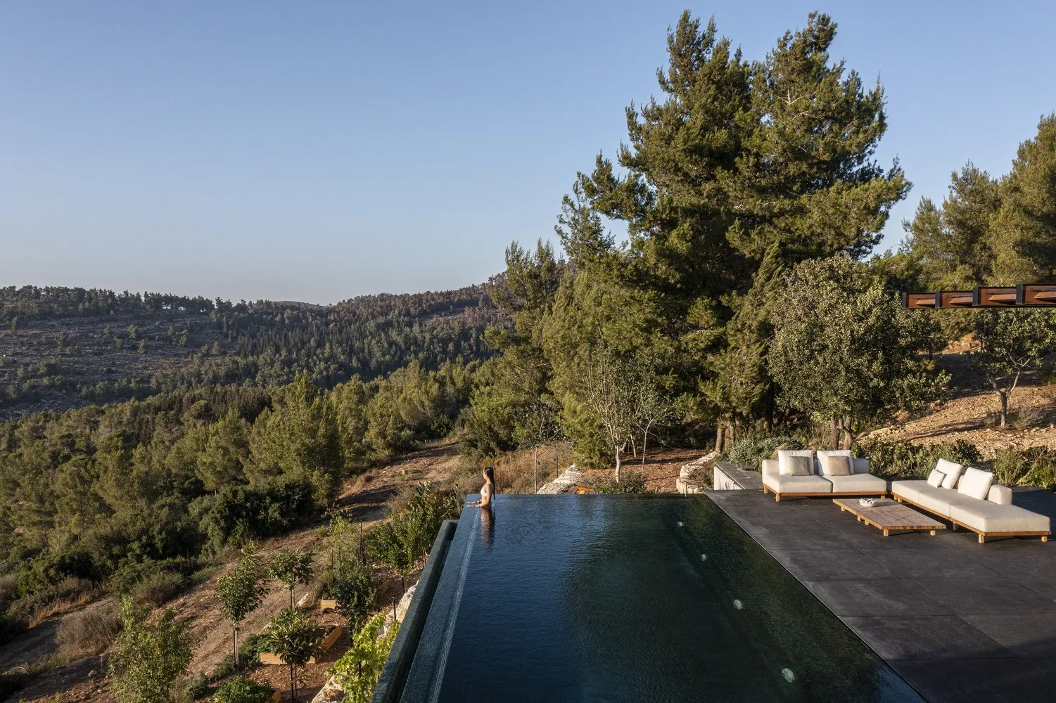 现代石制别墅 Dana Oberson Architects 在内瓦伊兰，以色列