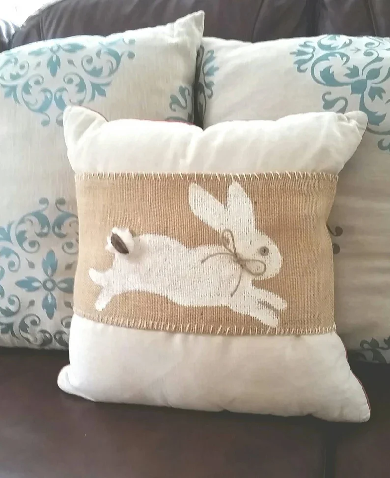15. Almohada con conejo de Pascua