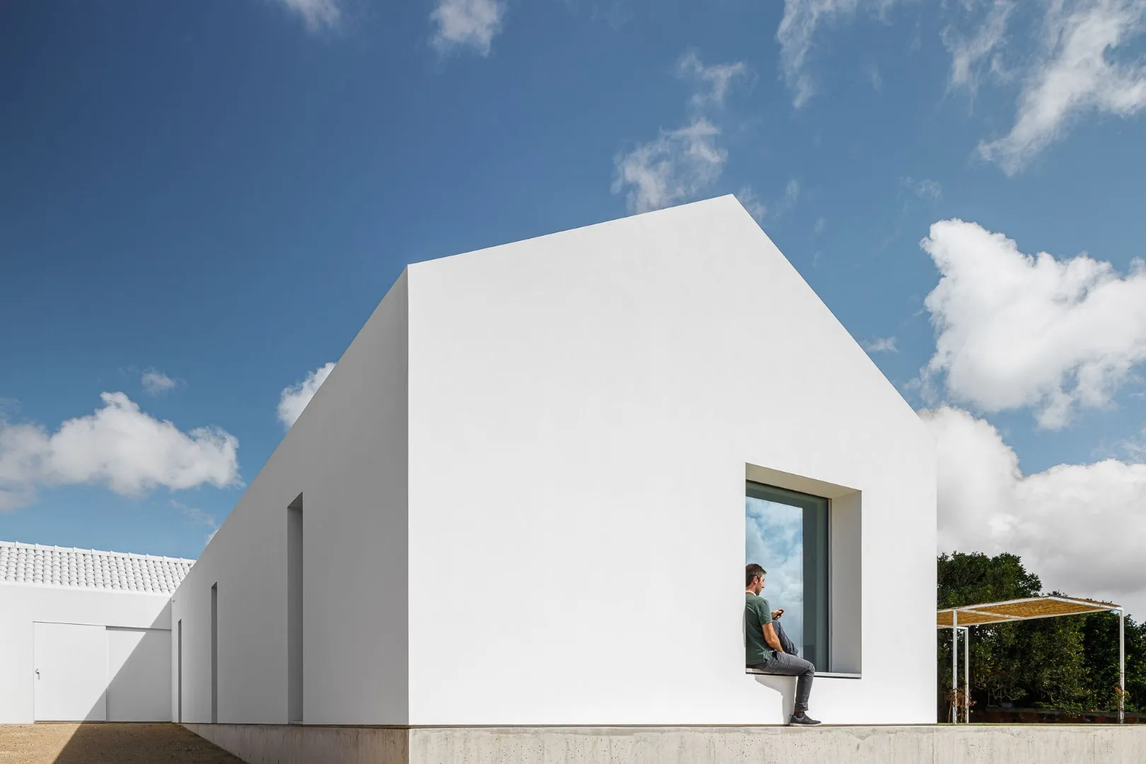 圣伊奥安住宅由NU.MA建筑事务所设计，位于葡萄牙阿维亚尔