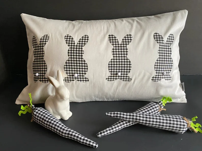 8. Almohada con conejo peluche