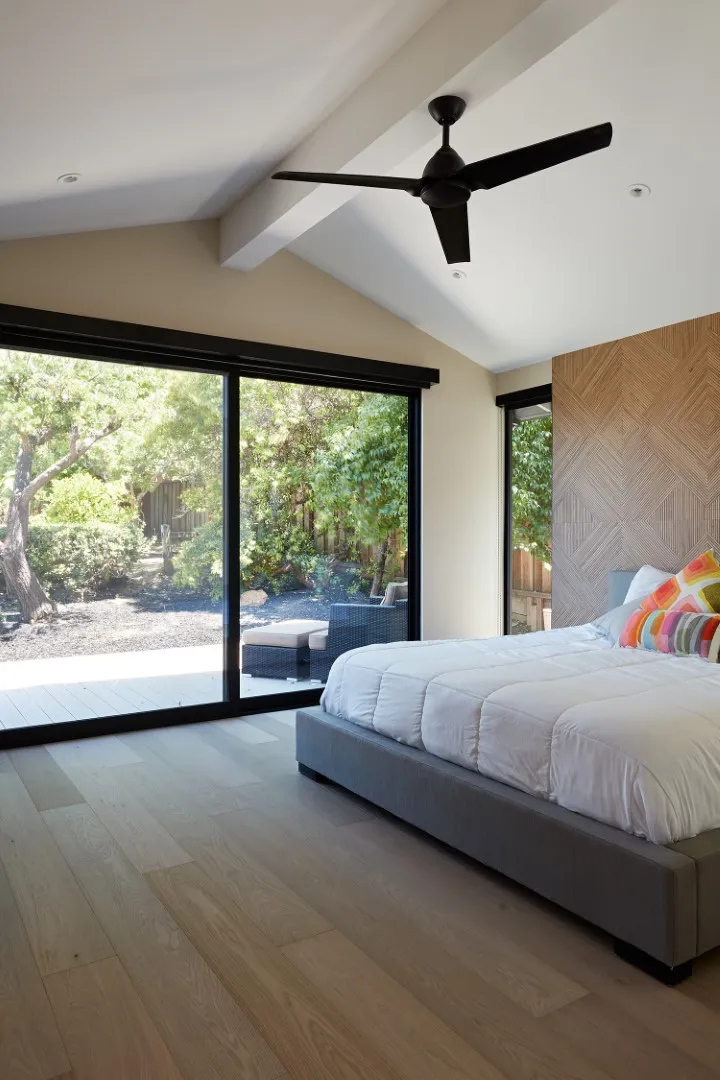 Klopf Architecture 现代 Ranch 房屋：圣何塞的现代改造