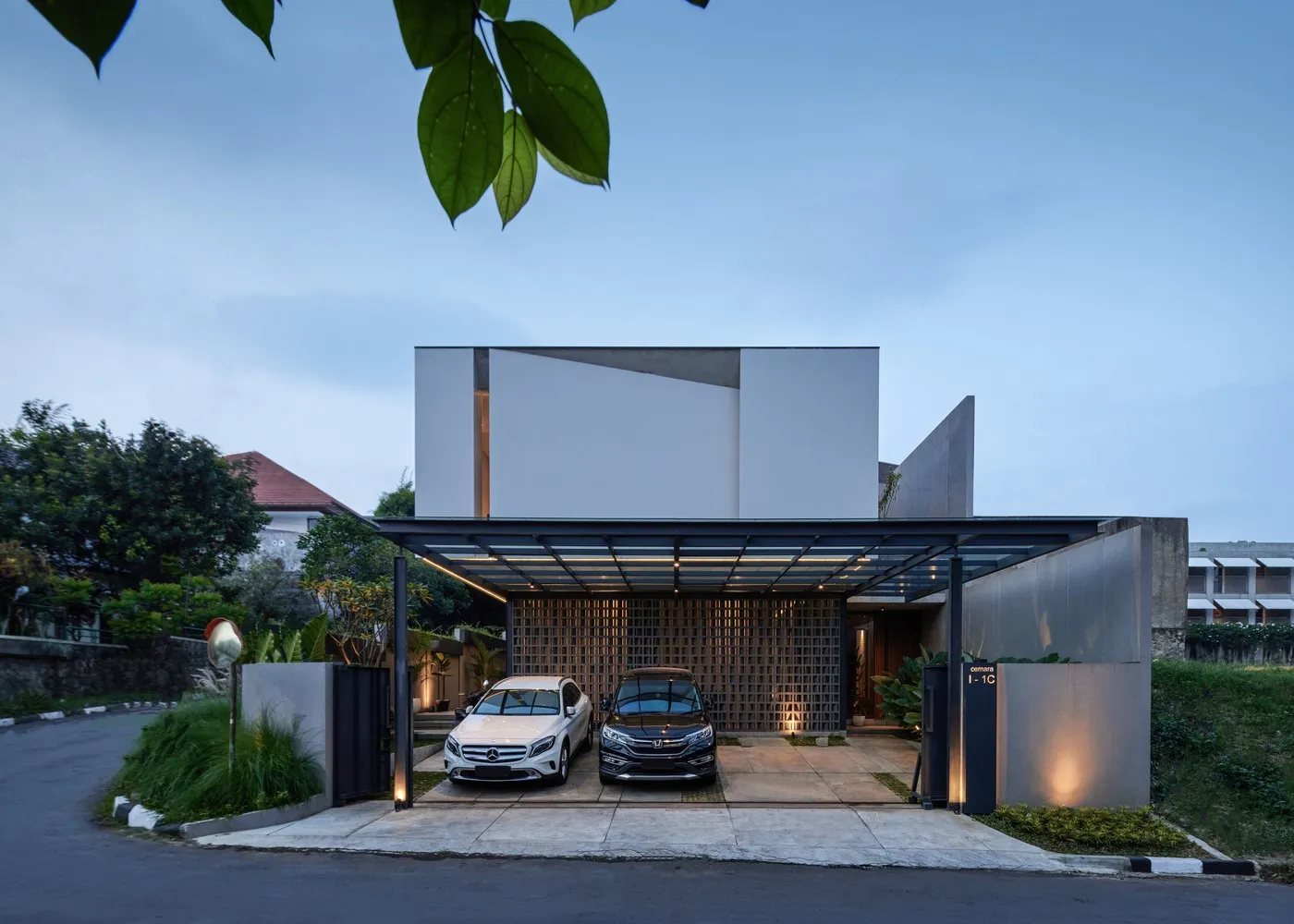 RUANGRONA设计的IF住宅位于印度尼西亚苏卡萨里凯卡马坦