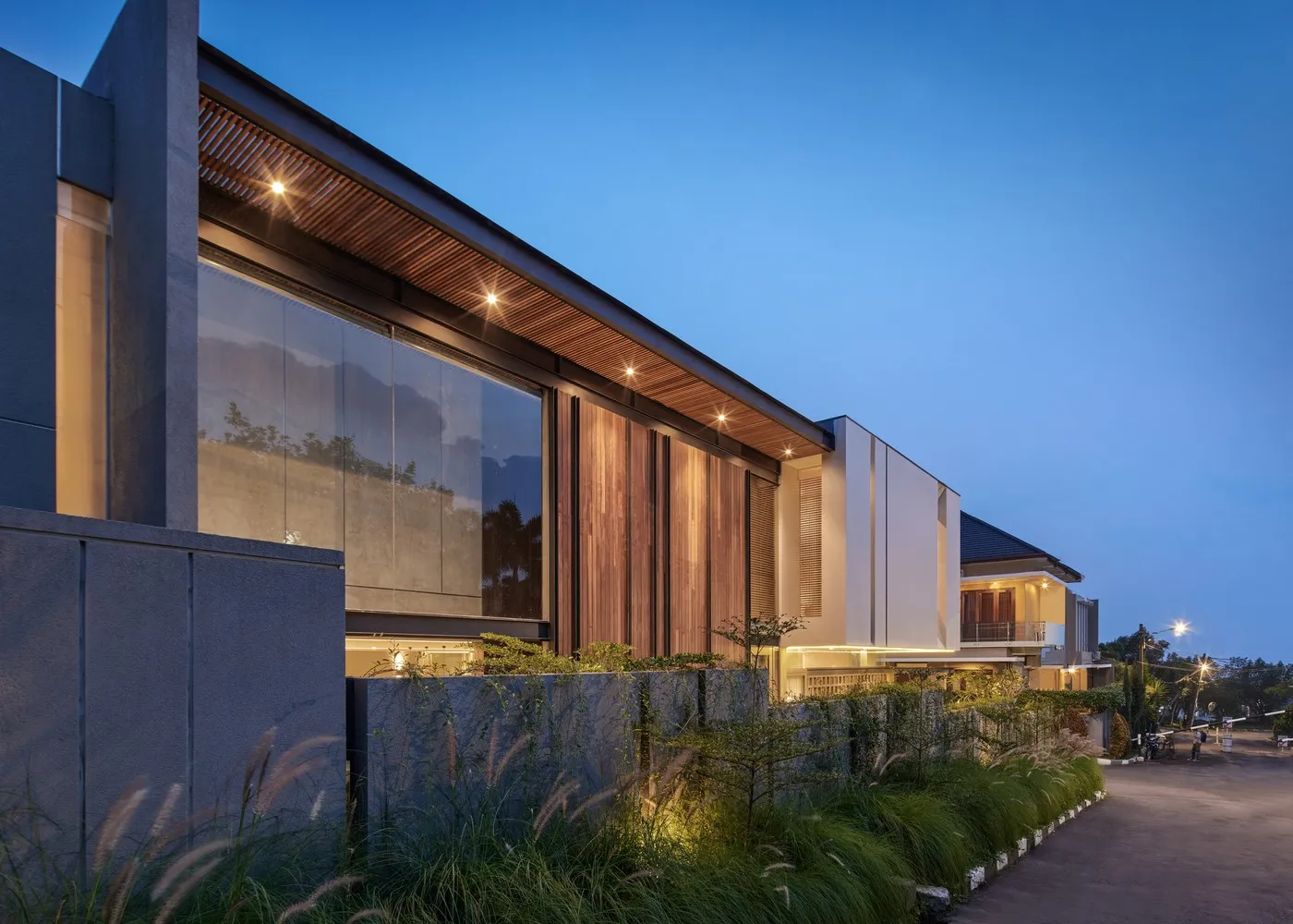 RUANGRONA设计的IF住宅位于印度尼西亚苏卡萨里凯卡马坦