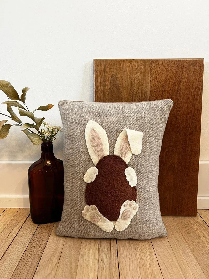 10. Almohada con conejo de Pascua