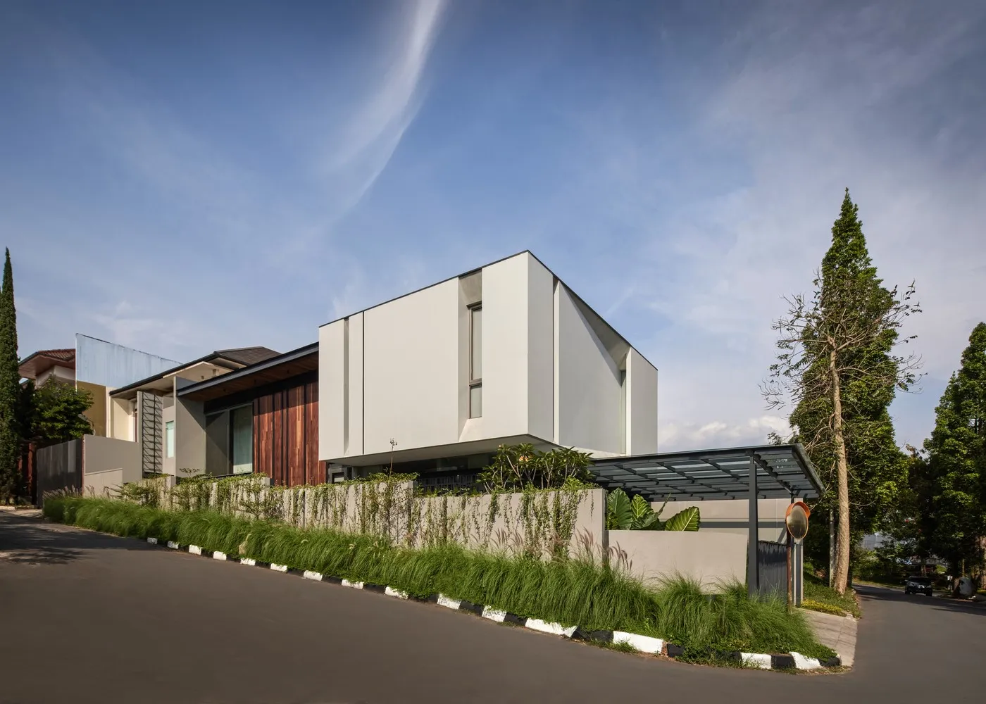 RUANGRONA设计的IF住宅位于印度尼西亚苏卡萨里凯卡马坦