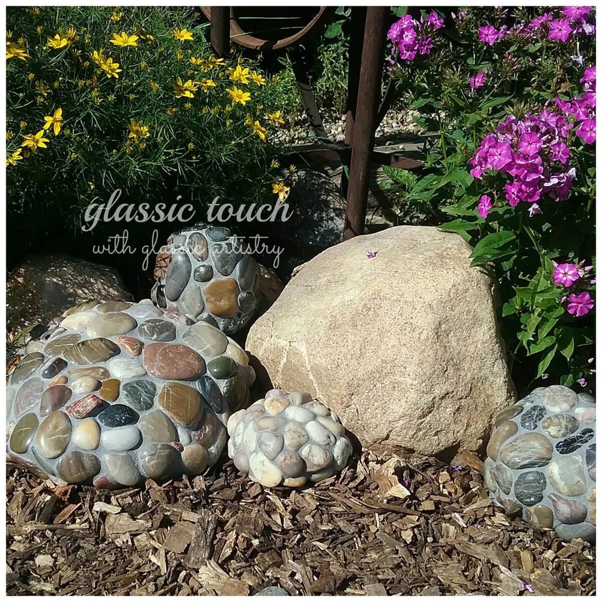 15. Mosaico de piedras fluviales en forma de diseño del jardín