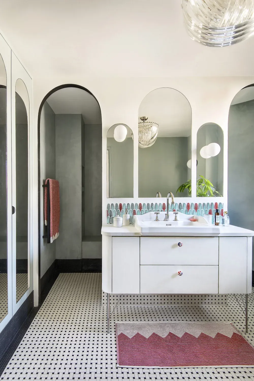 巴黎公寓，由独特的色彩搭配焕然一新