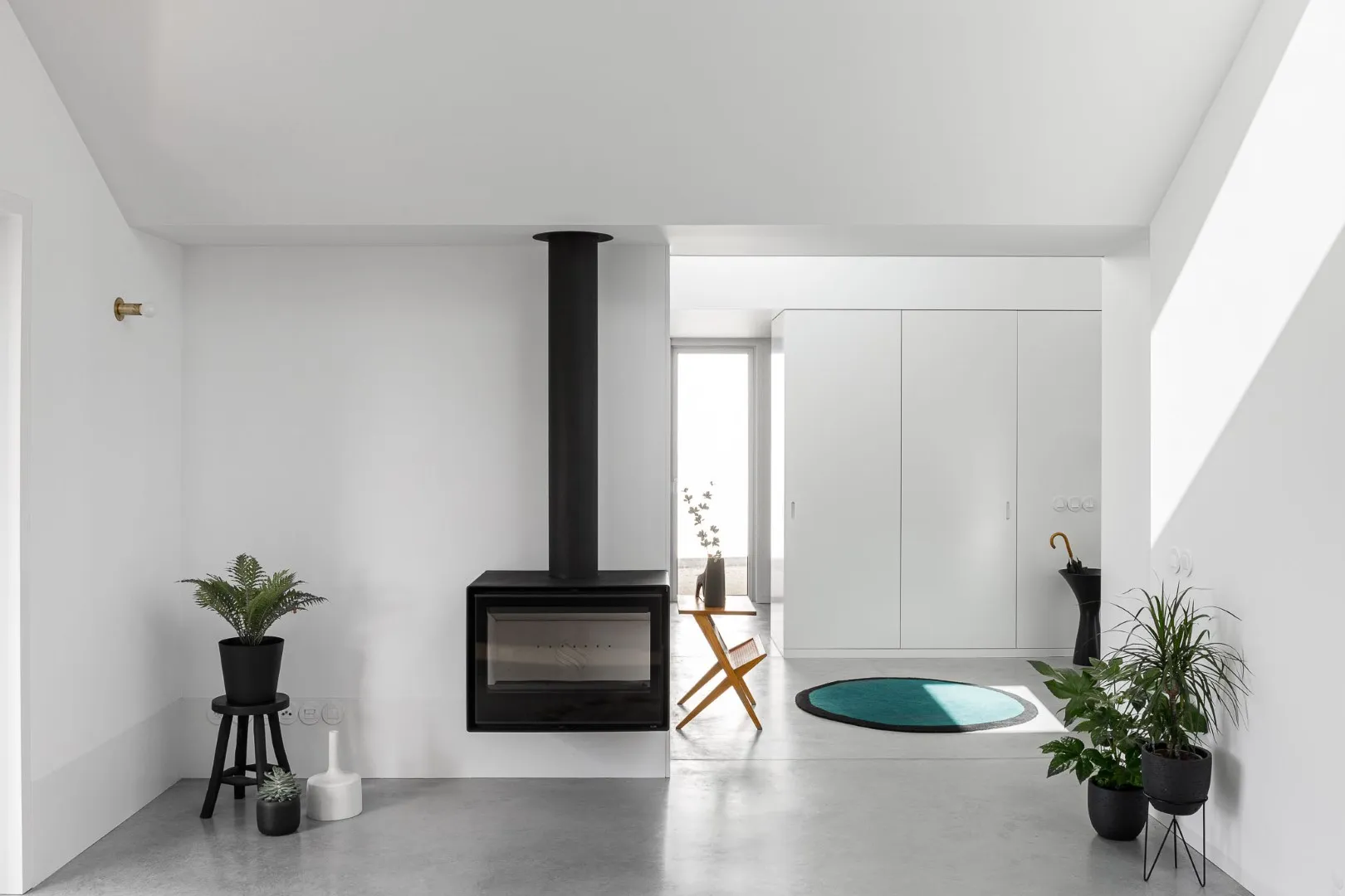 圣伊奥安住宅由NU.MA建筑事务所设计，位于葡萄牙阿维亚尔