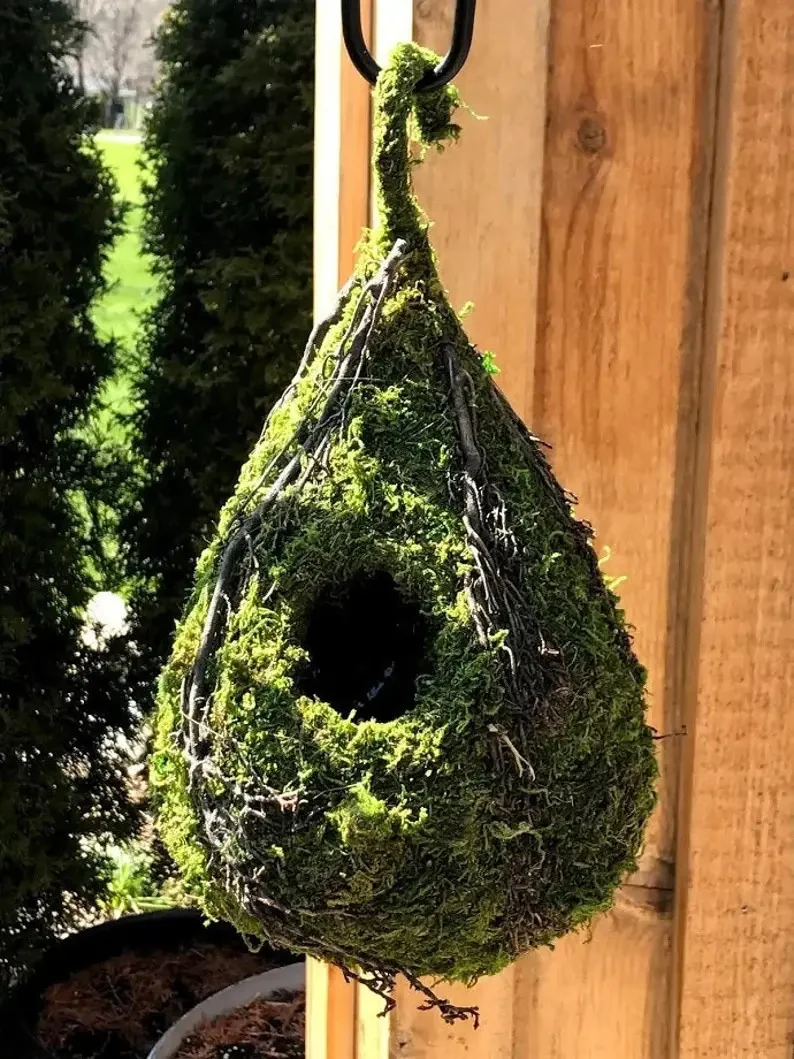 15. Природне пташина гніздо з мха та палиць