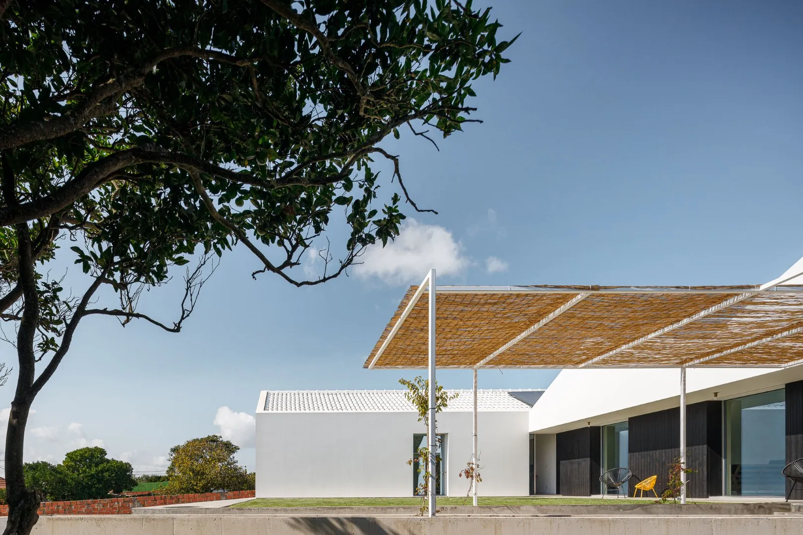 圣伊奥安住宅由NU.MA建筑事务所设计，位于葡萄牙阿维亚尔