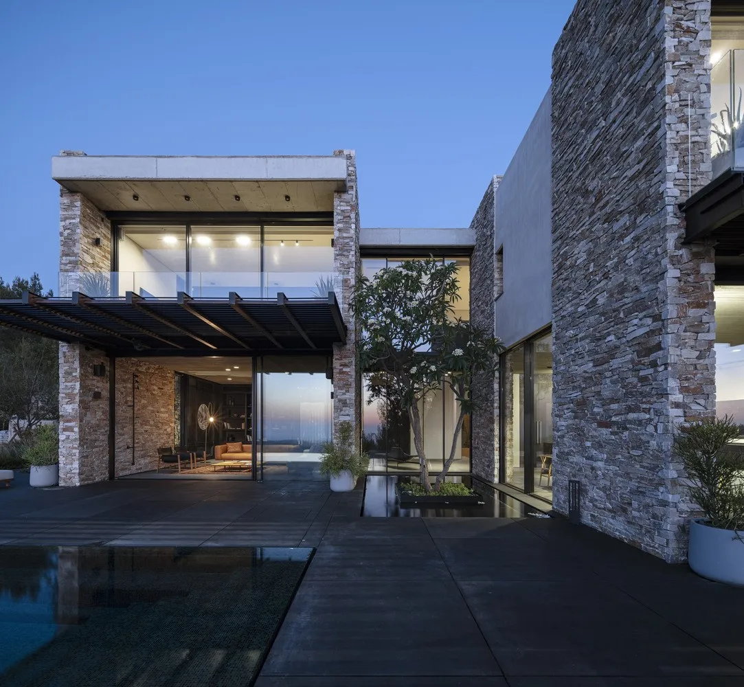 现代石制别墅 Dana Oberson Architects 在内瓦伊兰，以色列