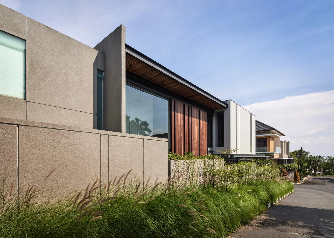 RUANGRONA设计的IF住宅位于印度尼西亚苏卡萨里凯卡马坦