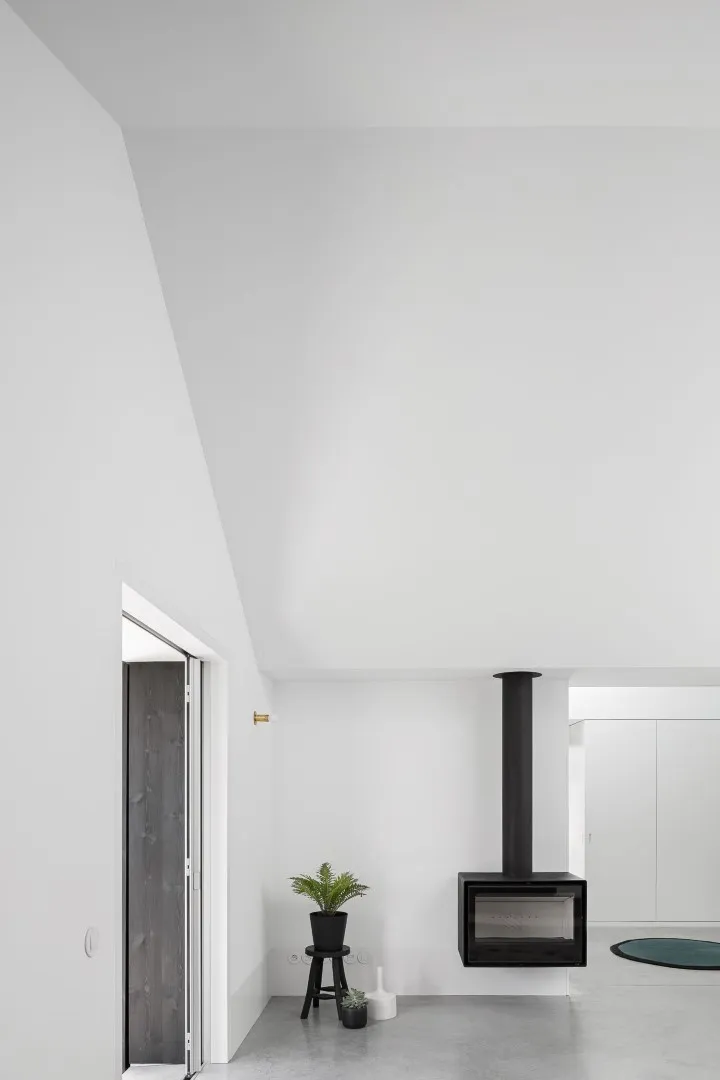 圣伊奥安住宅由NU.MA建筑事务所设计，位于葡萄牙阿维亚尔