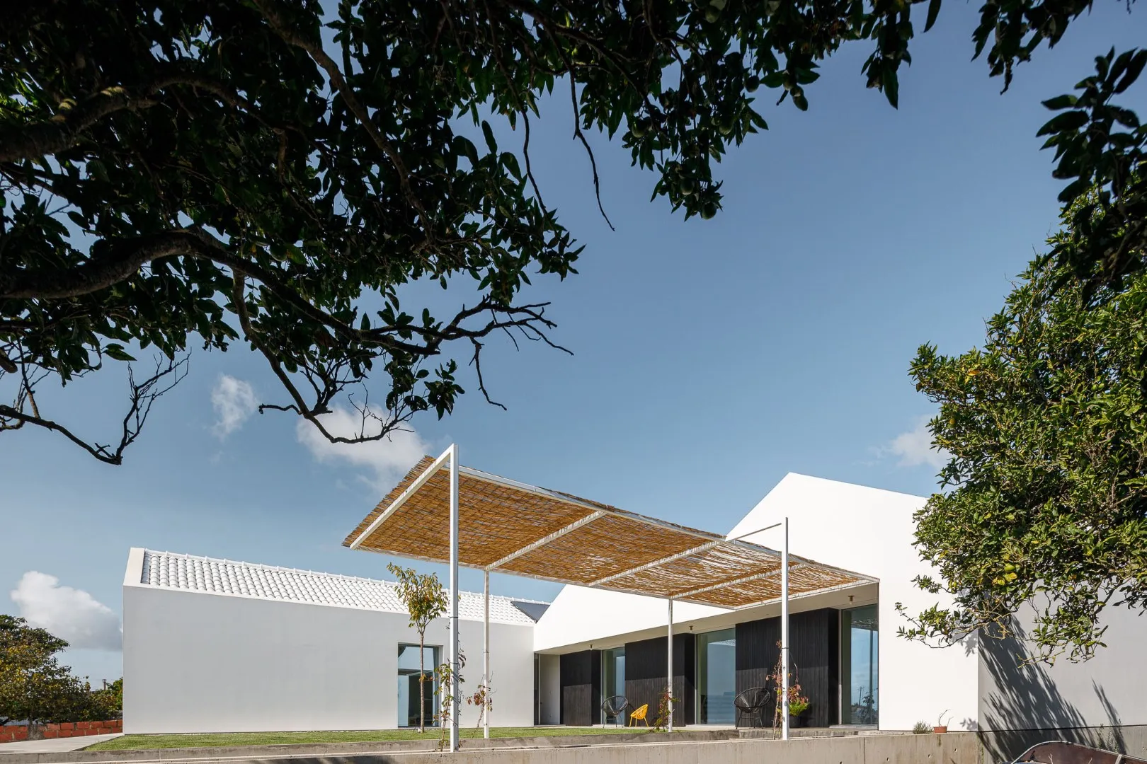 圣伊奥安住宅由NU.MA建筑事务所设计，位于葡萄牙阿维亚尔