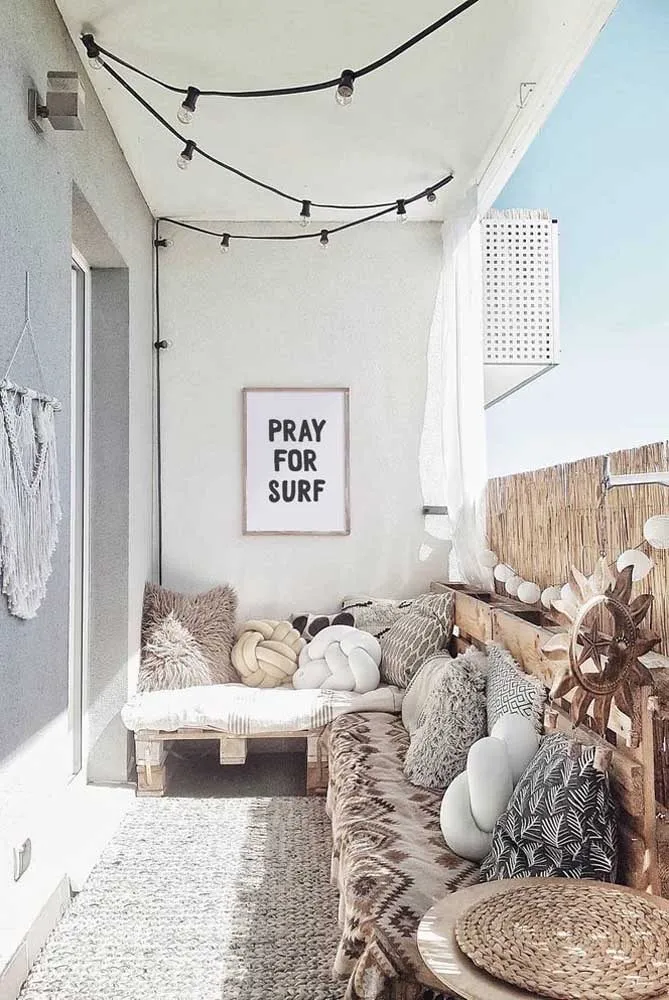 Советы по декорации узкого балкона