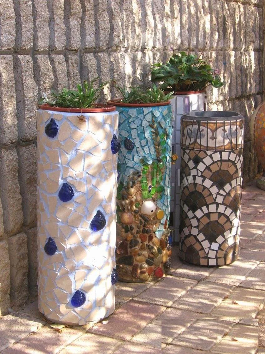 6. Macetas DIY para mosaico en el jardín