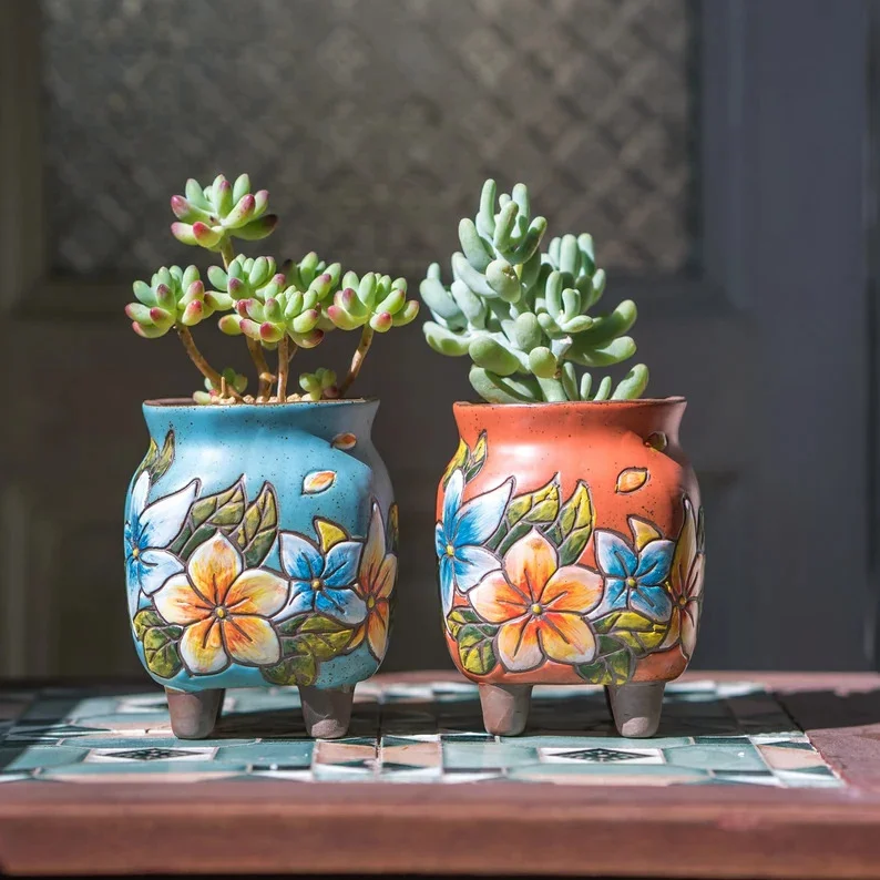 9. Artesanías florales con cactus y suculentas de barro