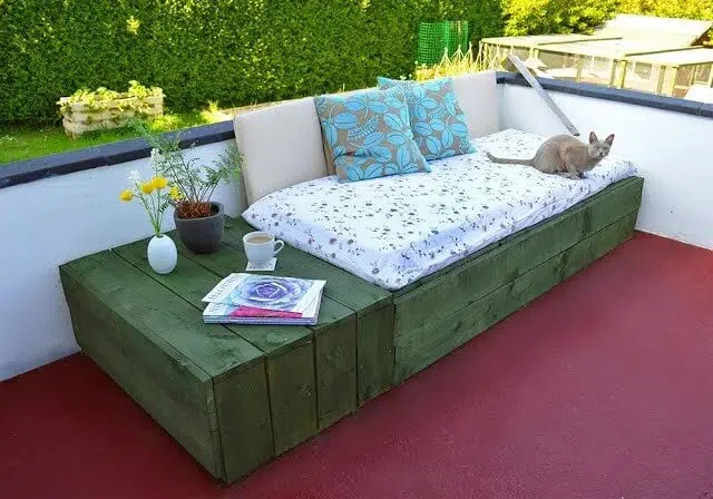 7. Crea una cama de terraza con palets de madera