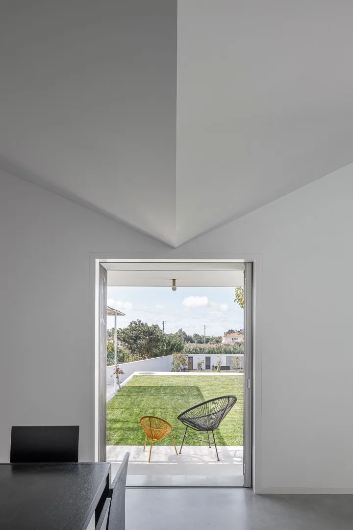 圣伊奥安住宅由NU.MA建筑事务所设计，位于葡萄牙阿维亚尔