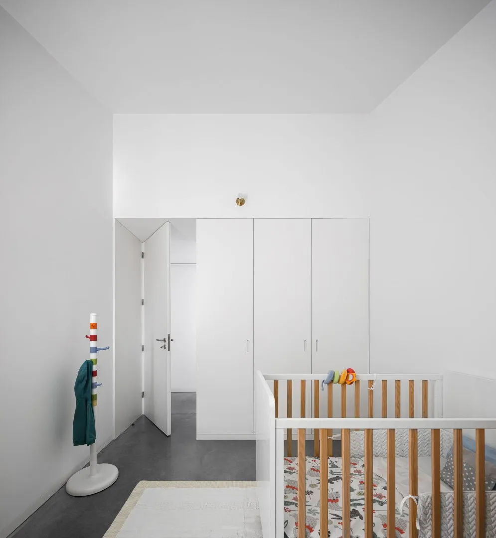 圣伊奥安住宅由NU.MA建筑事务所设计，位于葡萄牙阿维亚尔