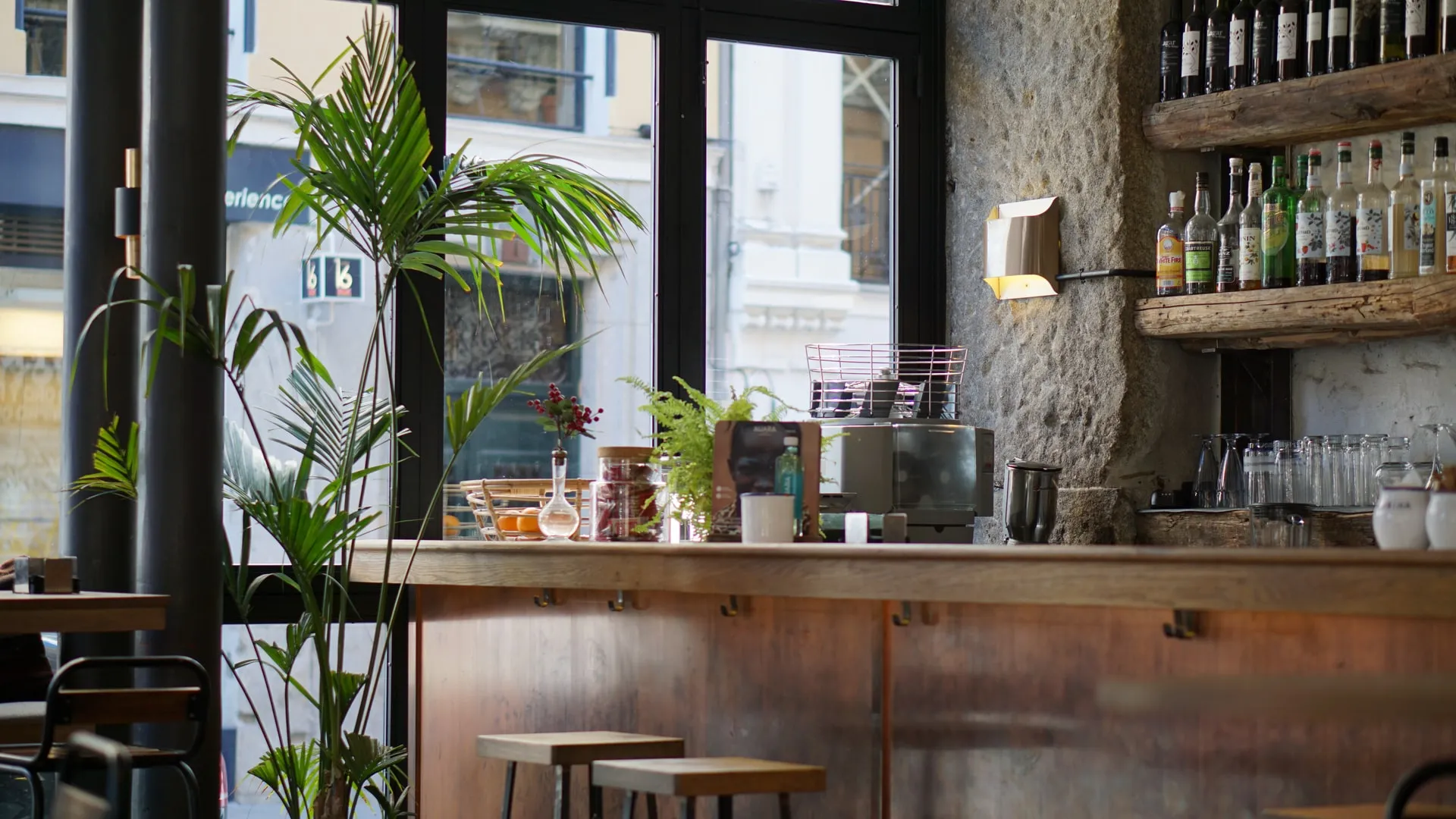 6 Fun and Creative Home Bar Decoration Ideas That Will Blow Your Mind