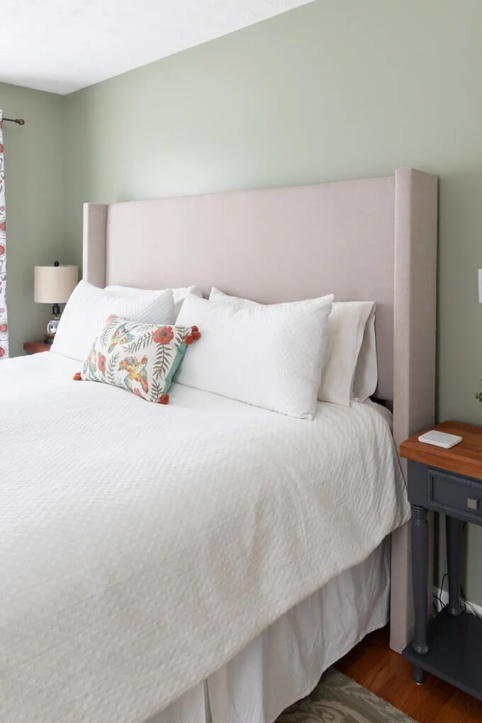 9. Cabezal de almohada DIY con diseño vintage