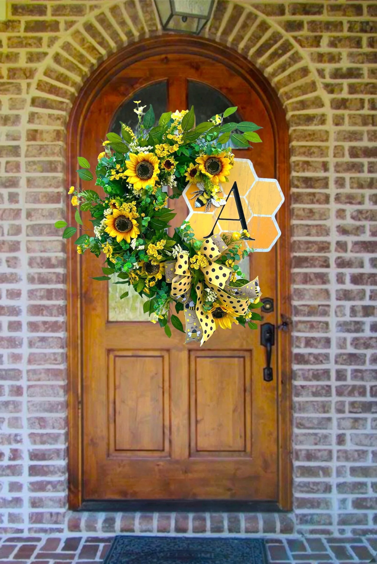 11. Collar de girasol con abeja
