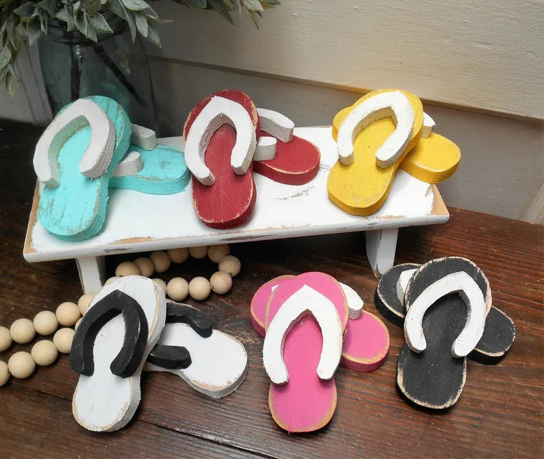 13. Пара маленьких дерев'яних тапочок