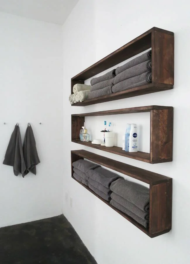 9. Doble almacenamiento en el baño con estantes de caja simples