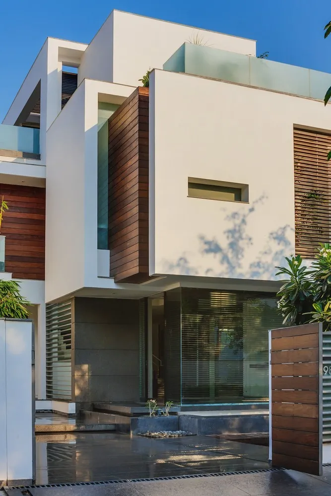 House with canopy by DADA & Partners in New Delhi, India