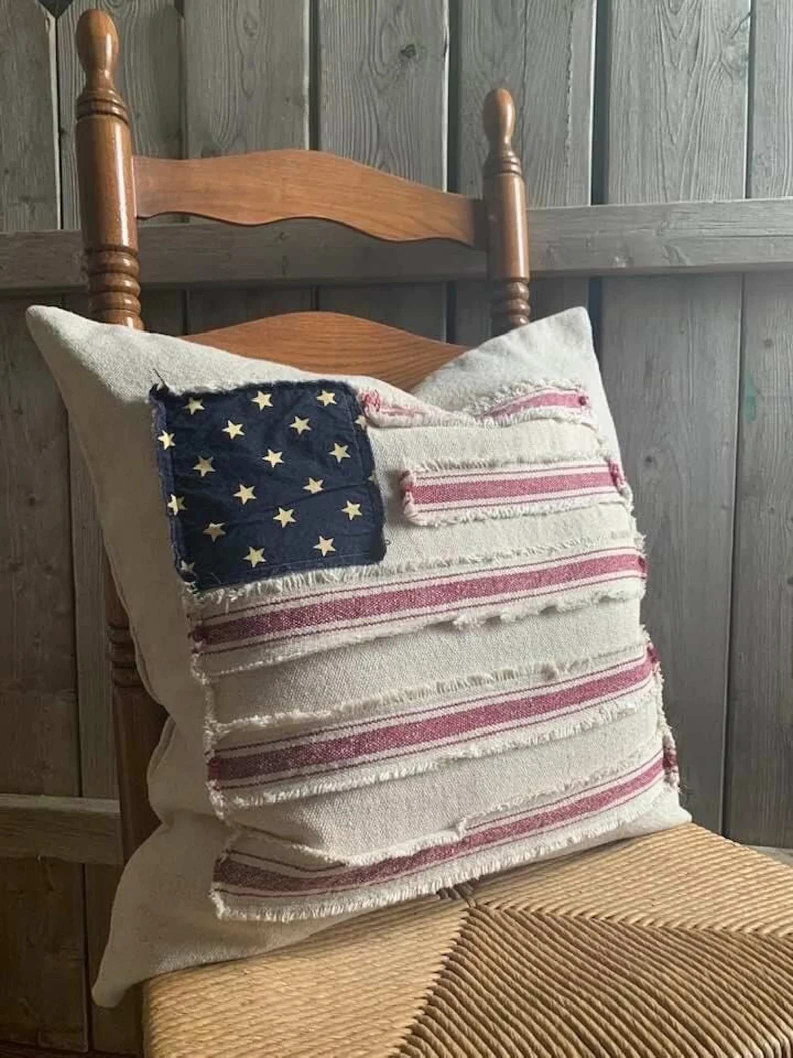 10. Almohada con bandera de sacos de grano