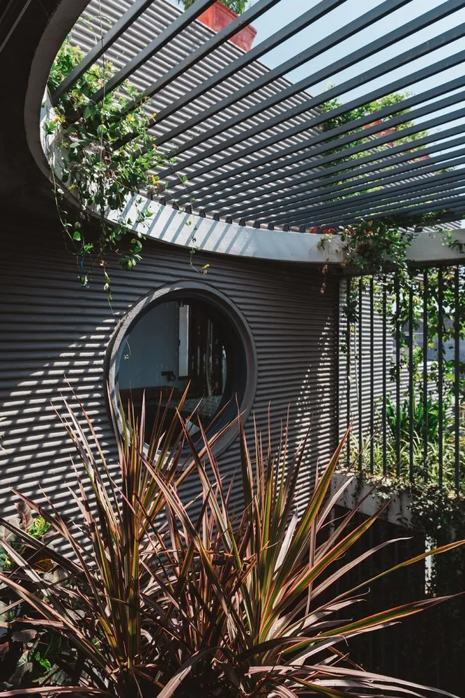 Дом Джангала от Neogenesis+Studi0261 в Сурате, Индия Дом Джангала от Neogenesis+Studi0261 в Сурате, Индия