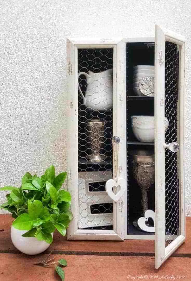 4. Reciclaje de estante CD en armario rústico