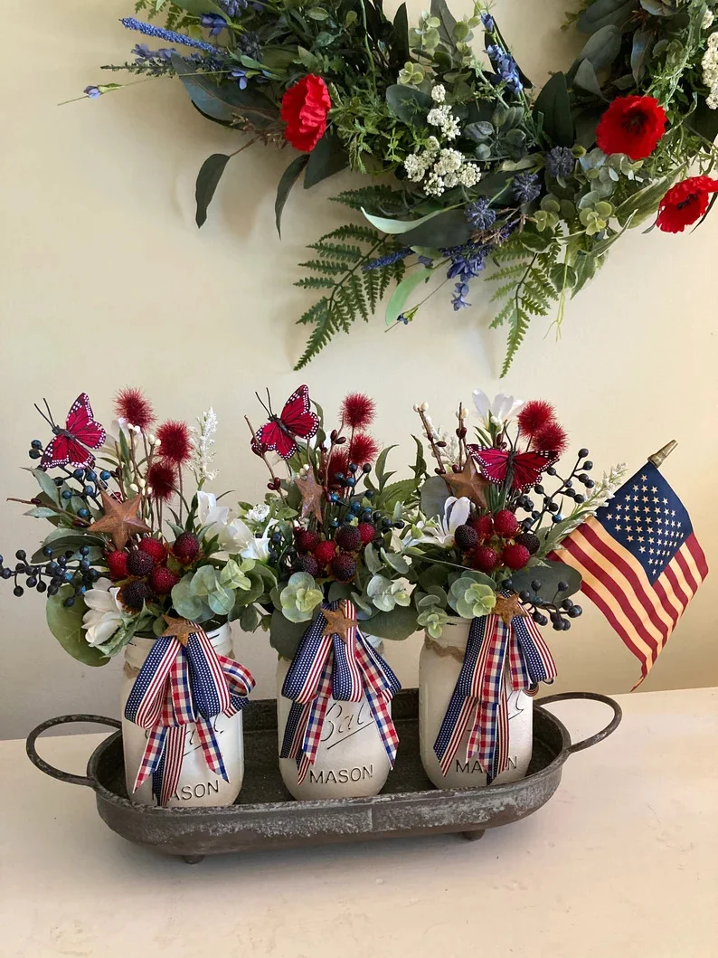 5. 多层红色、白色和蓝色装饰托盘