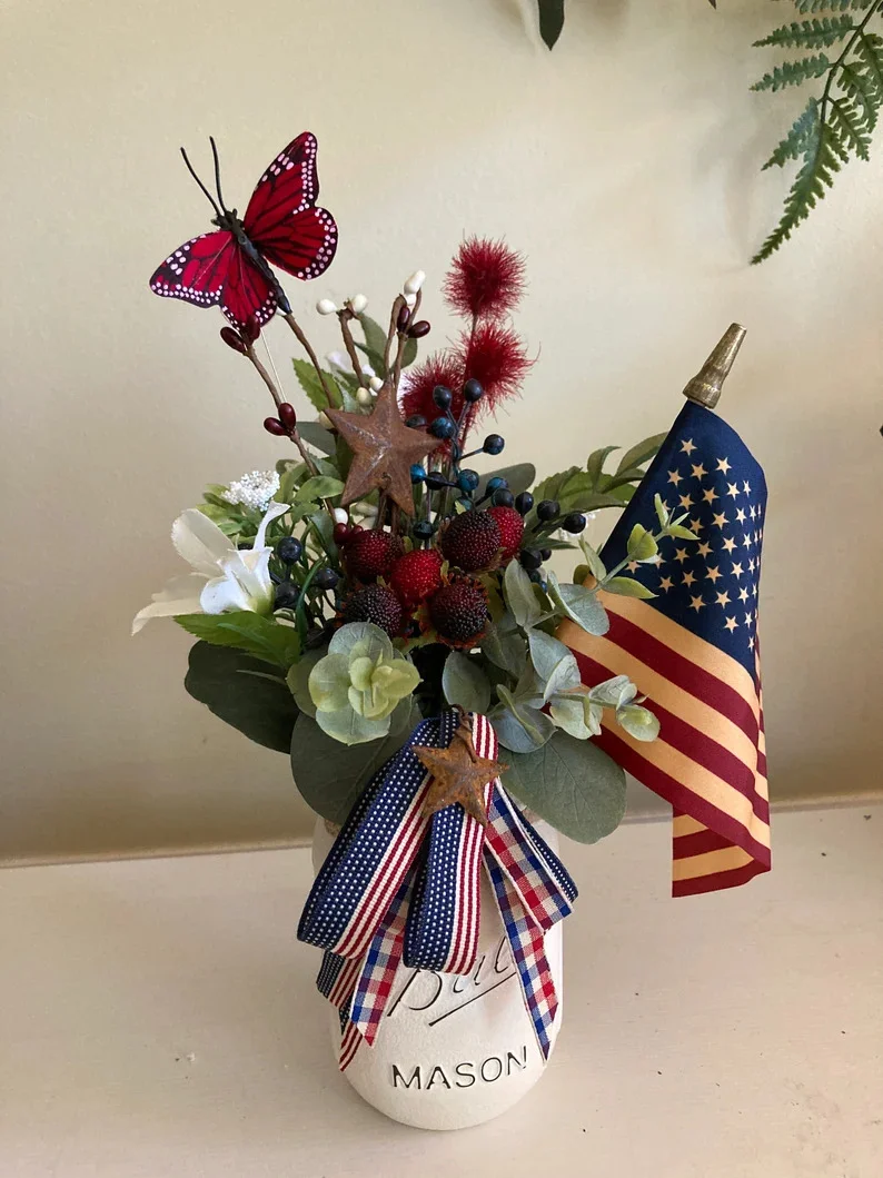 10. 带丝带的玻璃瓶爱国装饰