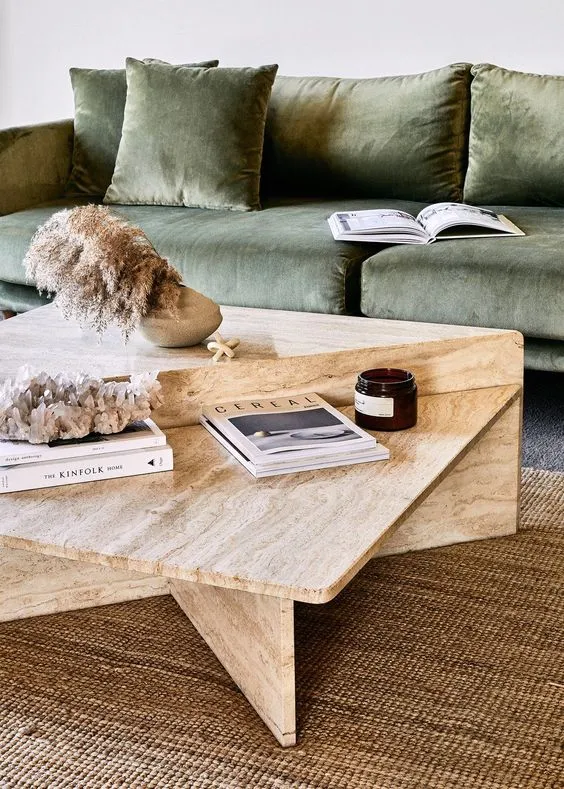 天然客厅中使用的石灰华咖啡桌