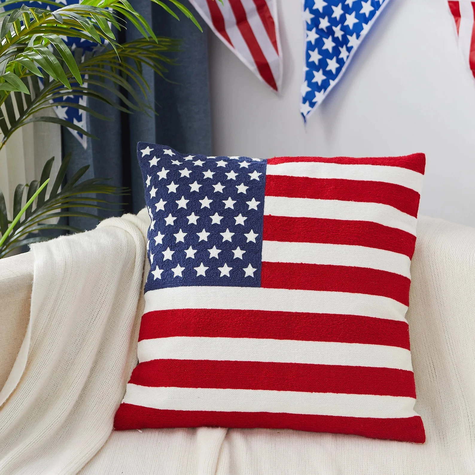 12. Almohada con bordado de bandera estadounidense