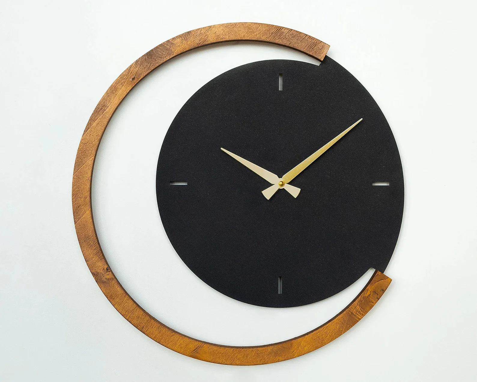 3. Metal y madera, reloj con tiempo lunar