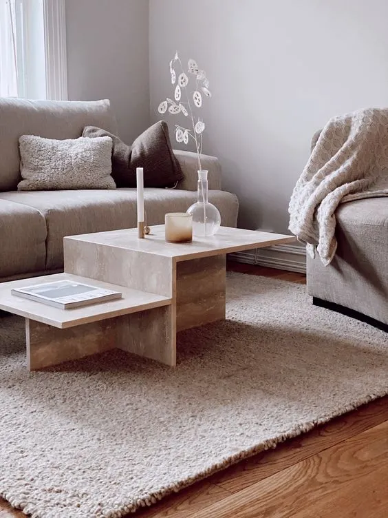 天然客厅中使用的石灰华咖啡桌