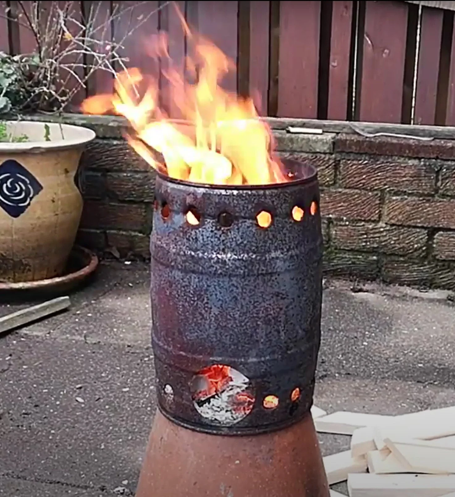 10. Kamin aus einem Bierfass