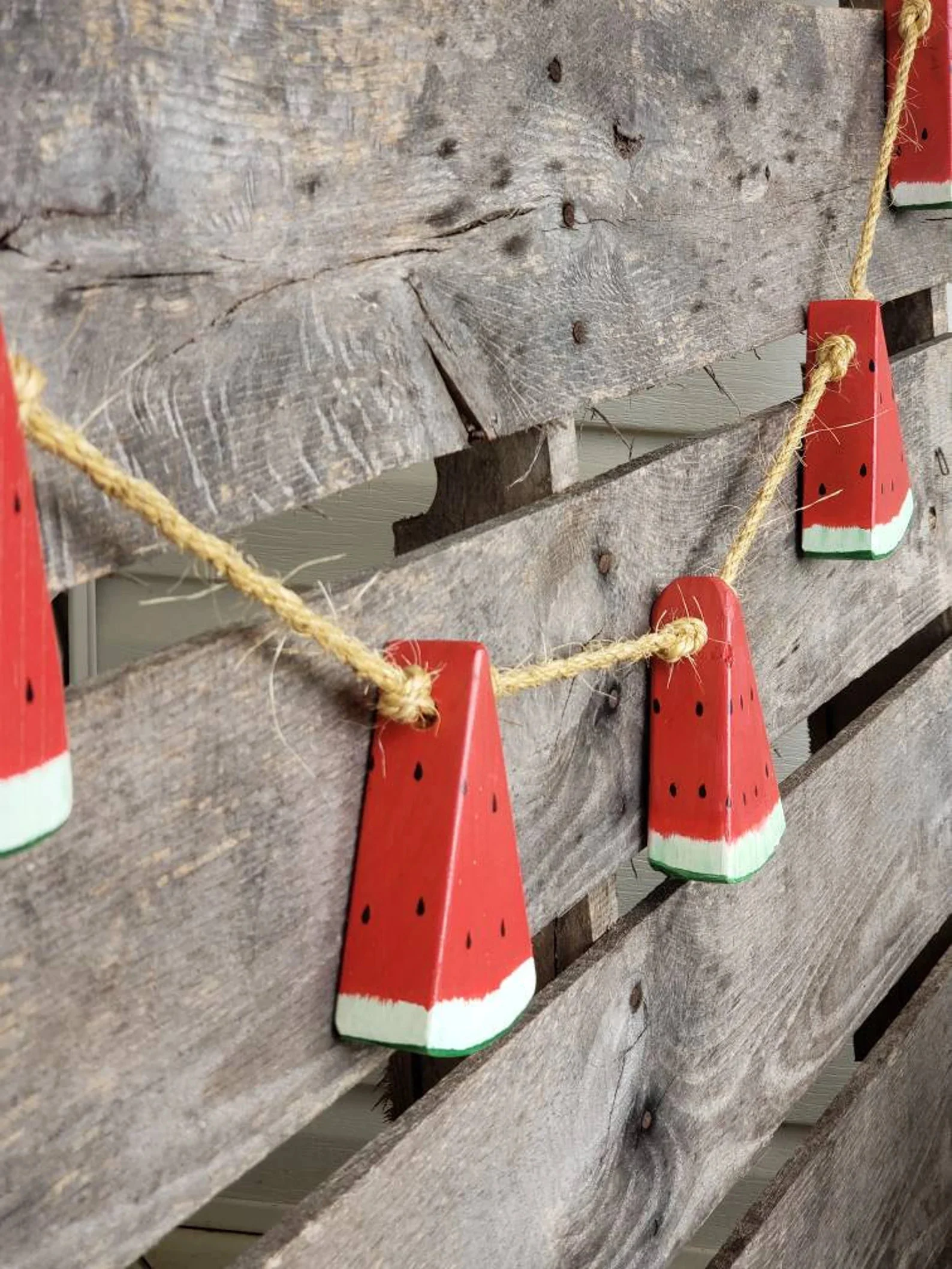 8. Guirnalda de sandía de madera rústica
