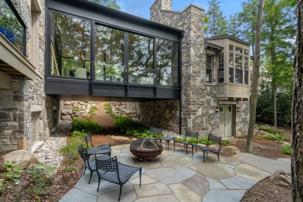 11. Життя на березі озера