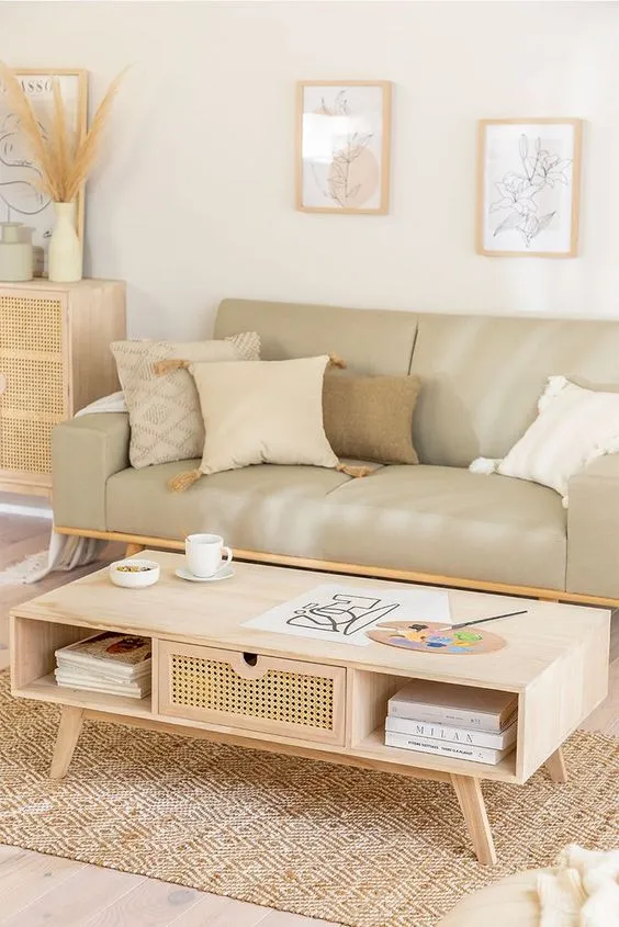 温馨而 Authentic 的咖啡木桌