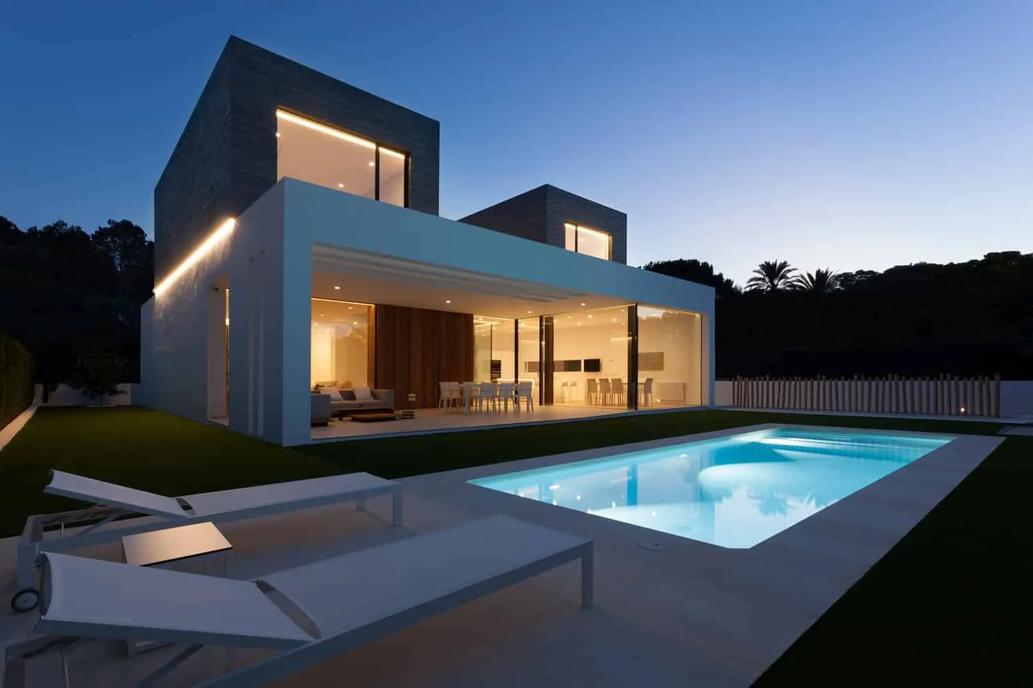 遮阴露台，整洁白色餐桌与现代户外沙发