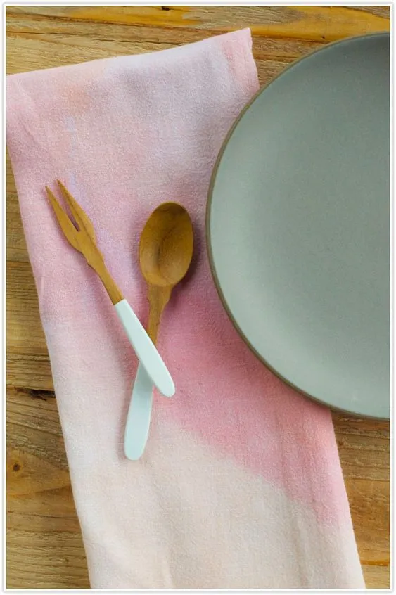 夏日明亮餐桌的主要元素